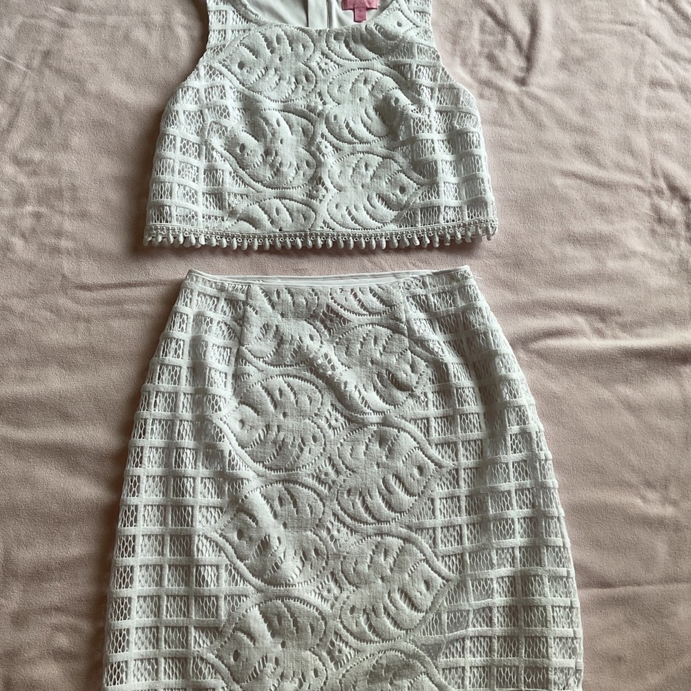 White Lily Pulitzer 2 piece set. Like New! Non smoking owner & home. Size small.